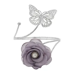 Bracciale da braccio aperto in metallo argentato con farfalla traforata e rosa in tessuto grigio.
