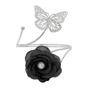 Dettaglio bracciale da braccio in metallo argentato con farfalla e rosa in tessuto nero.