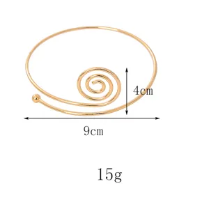 Vista dettagliata del bracciale a spirale dorato minimalista, mostrando dimensioni e misure.