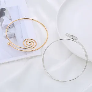 Bracciale rigido aperto a spirale in metallo minimalista da donna, gioiello moda oro e argento.