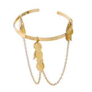 Dettaglio polsino braccio foglia dorata, elegante bracciale catena metallo stile moda.