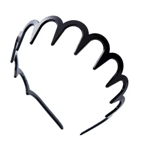 Vue détaillée du serre-tête ondulé noir, accessoire idéal pour le maquillage et le visage.