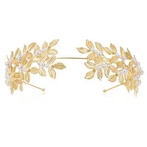 Dettaglio di cerchietto da sposa elegante con foglie dorate e perle, splendido accessorio.