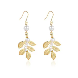 Eleganti orecchini lunghi dorati con perle e foglie, design pendente alla moda per donne.