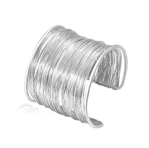 Dettaglio bracciale rigido in filo metallico argentato, ampio design multi-filo elegante