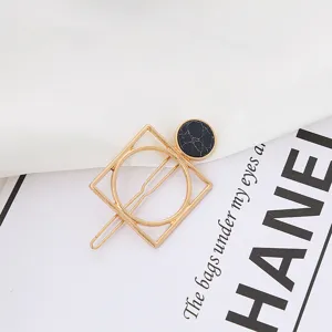Pinza de pelo geométrica de metal con elemento de mármol negro para el uso diario de moda.