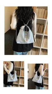 Grande zaino tote blu con catena di perle fiocco e motivo stellato per donne alla moda.
