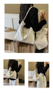 Elegante borsa tote bianca con stampa di stelle, catena di perle e simpatico ciondolo con coniglio.
