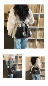 Borsa tote nera con motivo a stelle, catena di perle e ciondoli carini per uso quotidiano.