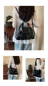 Dettaglio dello zaino e borsa tote in pelle nera vintage con anelli metallici e ciondolo carino.