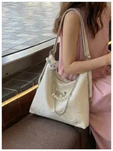 Borsa a spalla bianca con stampa a stelle, catena, fiocco di perle e grazioso ciondolo coniglio.
