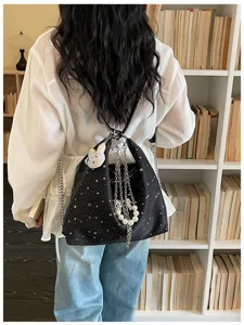 Elegante borsa tote da donna con motivo a stelle, tracolla e zaino a catena versatile.