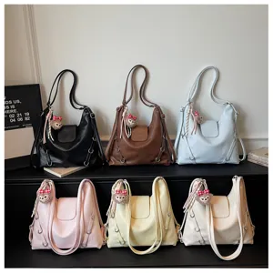 Borsa a spalla in pelle PU vintage grande capacita con grazioso ciondolo a forma di orsetto.