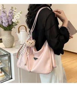 Rosa große Kapazität Pendler Umhängetasche für Damen, stilvolle Hobo Tote mit Bärenanhänger.