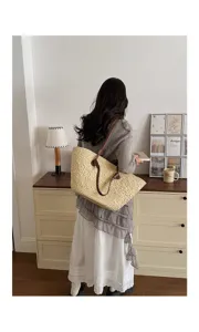 Grand sac cabas tressé en paille décontracté avec élégantes lanières en cuir pour plage.