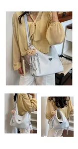 Grosse Kapazitaet Damen Schultertasche Pendeln Freizeit stilvolles Design mit niedlichem Bhaenger