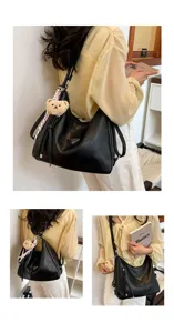 Schwarze weiche Leder Umhängetasche für Damen, große Kapazität Hobo Tote Bag mit Bär Anhänger.