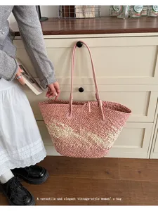 Sac bandoulière en paille vintage chic pour femme, grand cabas de plage tissé pour les vacances.
