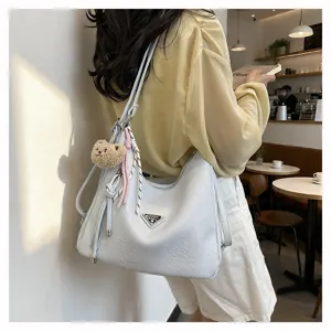 Modische Damen Umhängetasche große Kapazität weiches Leder Tote with süßem Bärenanhänger für Alltag.