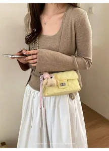 Borsa a tracolla trapuntata chic da donna, elegante borsa gialla con simpatico ciondolo orsetto.
