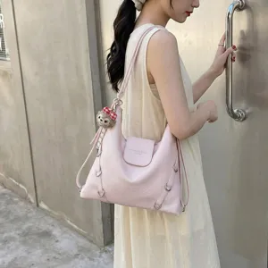 Zaino e borsa a spalla convertibile in pelle rosa da donna con grazioso ciondolo in peluche.