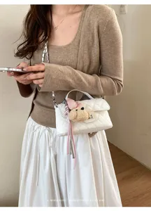 Borsa a tracolla trapuntata chic da donna con ciondolo orsetto, elegante borsa minimalista.