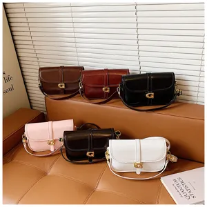 Sac à épaule minimaliste tendance pour femme élégant petit sac carré pour usage quotidien.