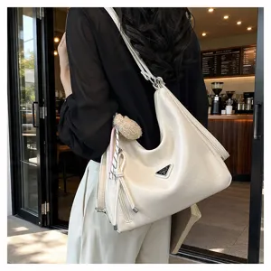 Damen große Kapazität PU Leder Schultertasche lässige Pendler Hobo Tasche mit tollem Anhänger.