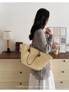 Vue détaillée du sac cabas en paille tressée style vintage, idéal pour la plage et le quotidien.