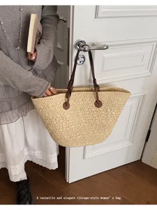 Sac cabas en paille tressée pour femme, grand sac épaule vintage pour vacances plage.