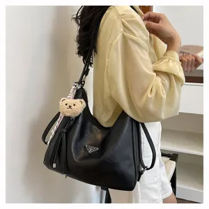 Große schwarze PU-Leder Umhängetasche lässige Pendler Tote Tasche mit süßem Bärenanhänger.