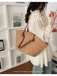 Détail de sac cabas en paille tressée style vintage avec anses en cuir marron pour vacances.