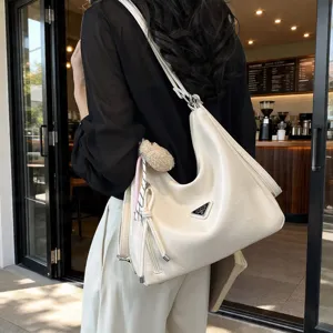 Weiße lässige Umhängetasche für Damen, großer Shopper mit Metall-Dreieckslogo für Arbeit.