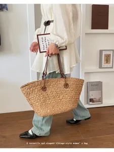 Gros plan détaillé du sac cabas en paille tissée de style vintage aux poignées en cuir.