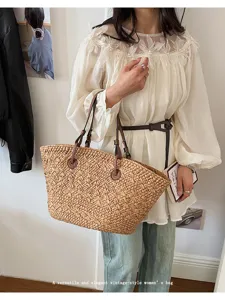 Vue détaillée d'un élégant sac cabas en paille vintage avec des poignées en cuir.