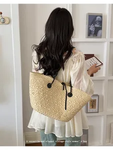 Grand sac cabas épaule en paille pour femme, élégant idéal pour la plage et les vacances.