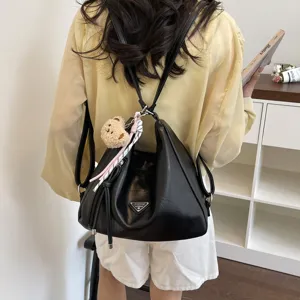 Großer schwarzer Damen Leder Rucksack lässige Umhängetasche mit süßem Bärenanhänger Alltag