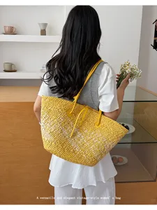 Sac cabas en paille tressée vintage, grand sac à épaule décontracté pour la plage.