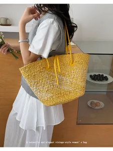 Vue détaillée d'un sac cabas en paille tressée jaune pour femme, idéal pour la plage d'été.