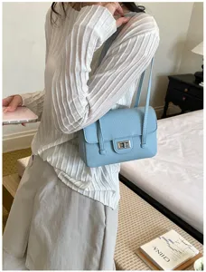 Lichtblauwe gestructureerde schoudertas detail, minimalistische PU lederen kleine tas dames.