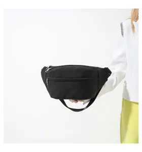Vista dettagliata della borsa da petto minimalista nera con cerniera resistente e tracolla.
