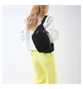 Borsa a tracolla nera casual da donna, elegante marsupio da petto per uso quotidiano.
