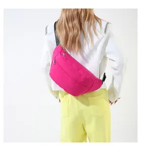 Borsa a tracolla rosa vivo casual indossata sulla schiena, stile dopamina moderno.