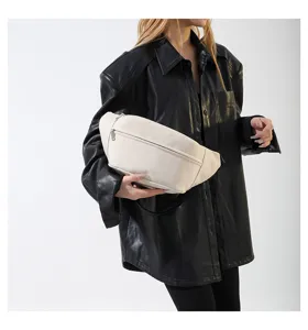 Marsupio casual minimalista in ecopelle bianca, borsa a tracolla elegante da donna.