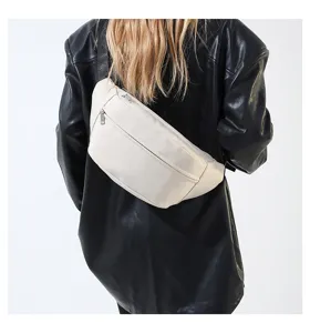 Borsa a tracolla petto casual minimalista per donna, dettaglio stile quotidiano.