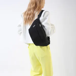 Borsa a tracolla nera casual da donna, marsupio sportivo minimalista per l'uso quotidiano.