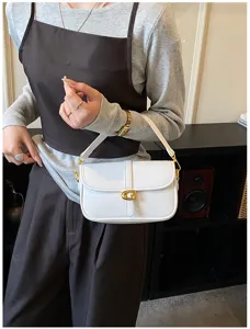 Sac à épaule blanc minimaliste chic pour femme, élégant sac à main en cuir PU avec dorure.