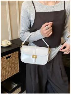 Sac à épaule blanc élégant avec quincaillerie dorée, sac sous les bras chic pour le style quotidien