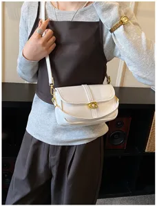 Élégant sac à bandoulière blanc pour femme, sac sous les aisselles chic avec détail doré.