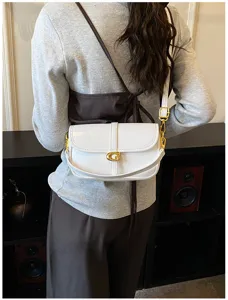 Sac à bandoulière blanc minimaliste pour femme, sac axillaire élégant avec fermoir doré.